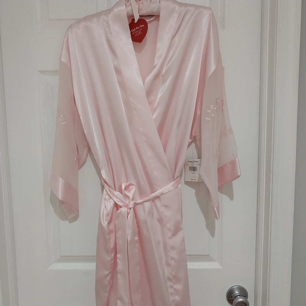 Valerie Stevens intimates set,ROBE IS SIZE SMALL,AND NEGLIGEE IS SIZE LARGE..